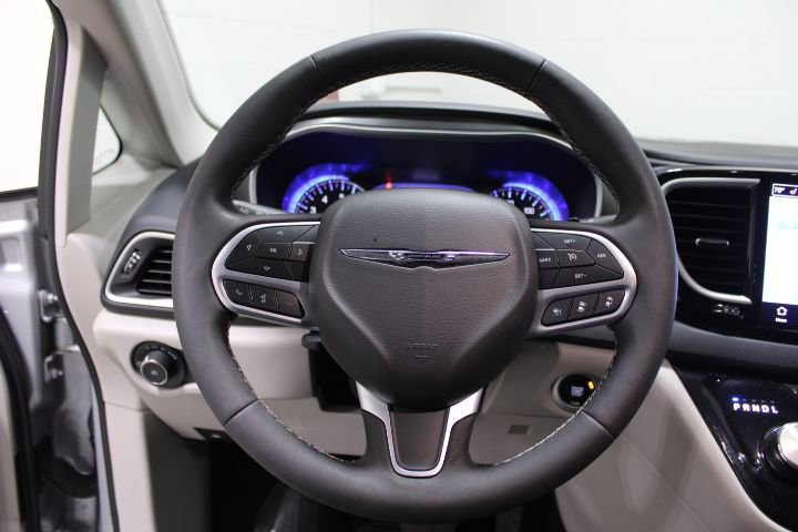 Used 2024 Chrysler Pacifica Touring-L image 24
