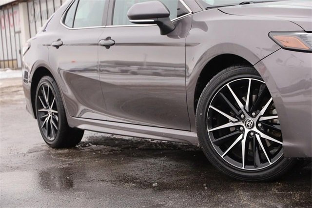 Used 2022 Toyota Camry SE image 3