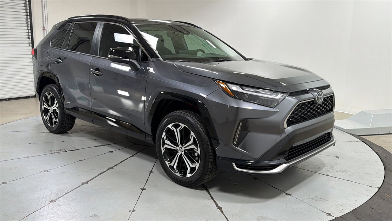 Used 2025 Toyota RAV4 XSE video 3