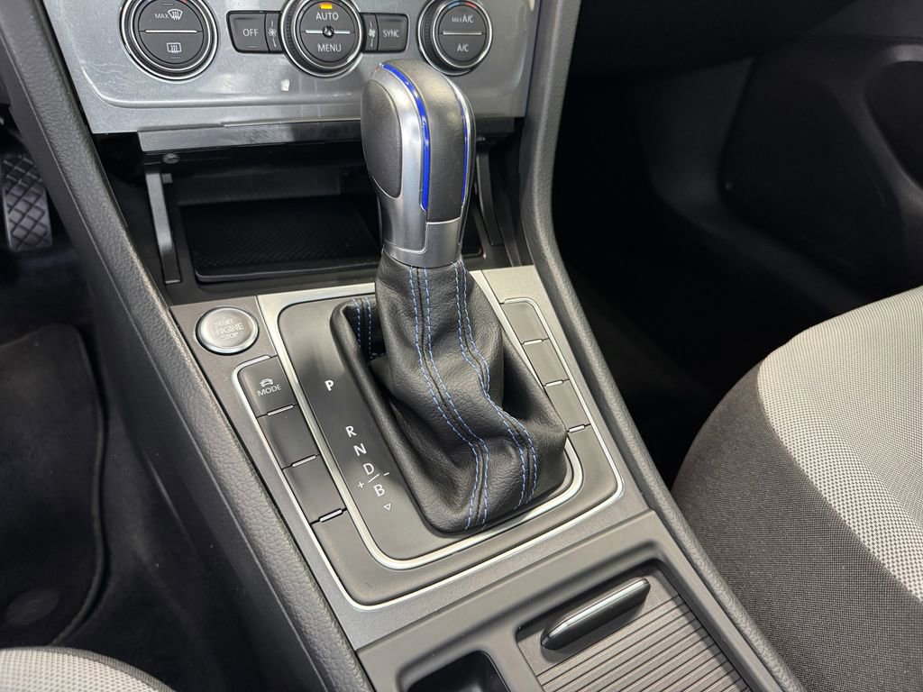 Used 2016 Volkswagen e-Golf SE w/ DC Fast Charging Package FWD image 18