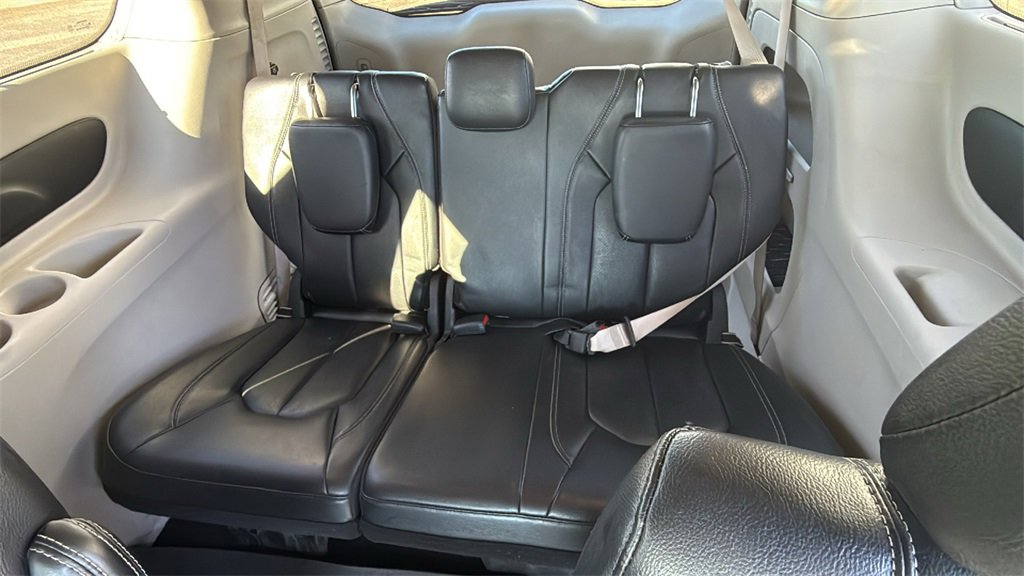 Used 2022 Chrysler Pacifica Touring-L image 12