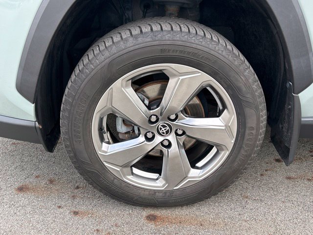 Used 2021 Toyota RAV4 XLE Premium AWD/4WD image 4
