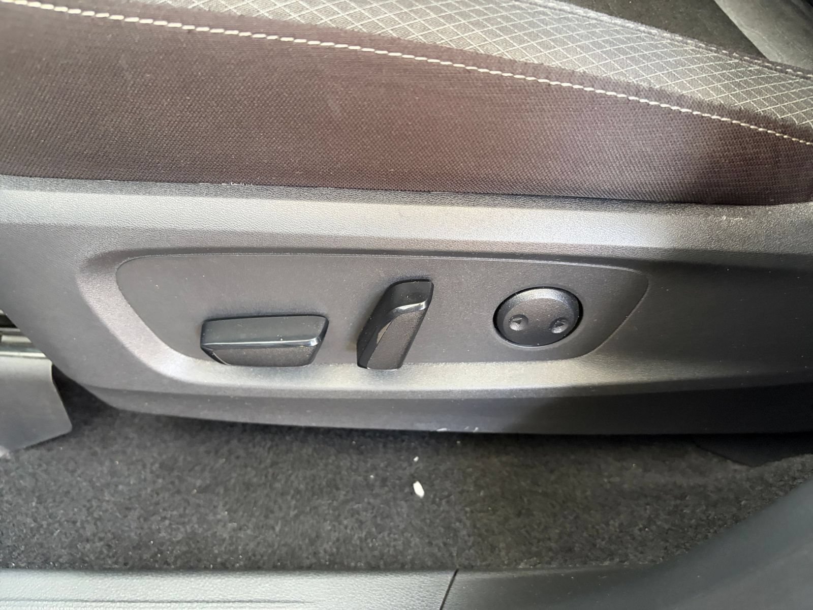 Used 2025 Nissan Pathfinder SV FWD image 22