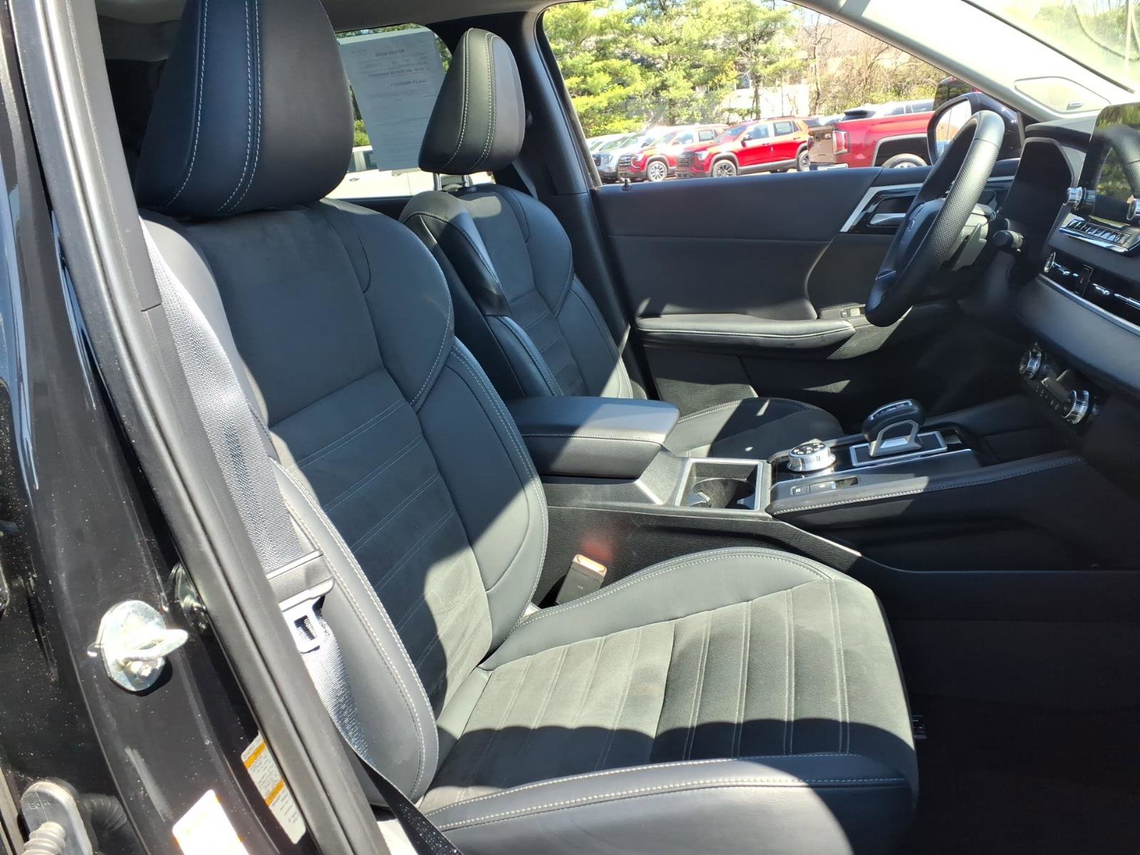 Used 2023 Mitsubishi Outlander SE image 11