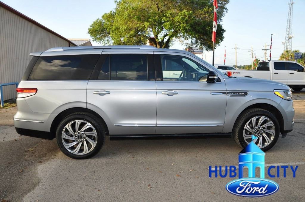 Used 2023 Lincoln Navigator Reserve image 6