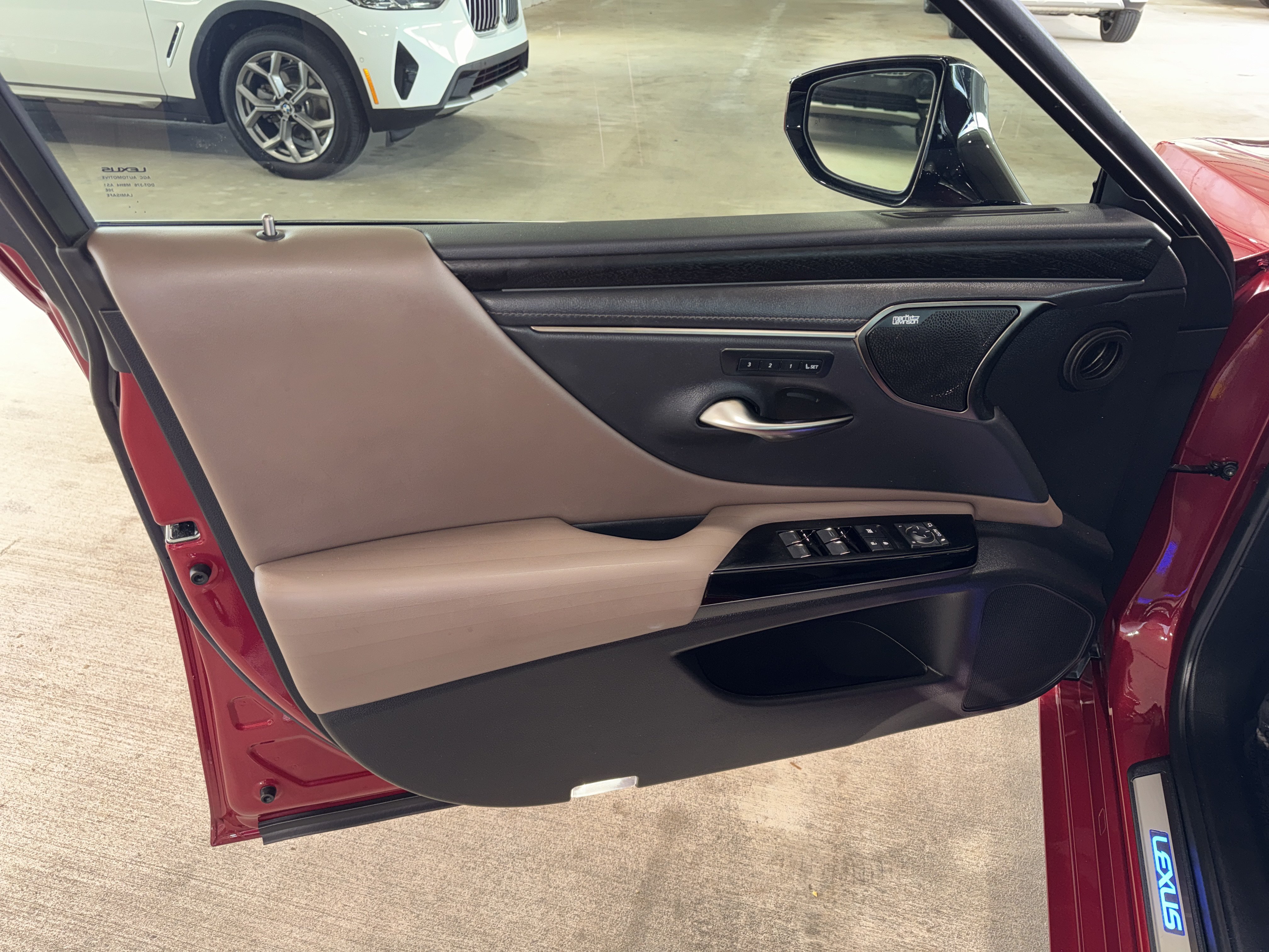 Used 2022 Lexus ES 300h Ultra Luxury w/ Accessory Package 2 FWD image 17