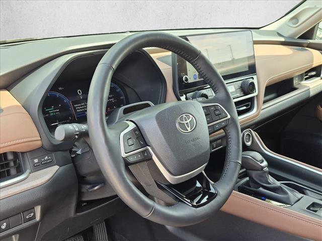 Used 2025 Toyota Grand Highlander AWD image 10