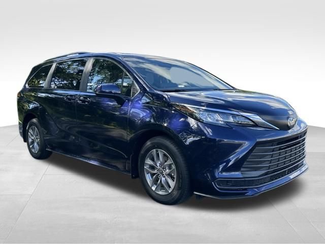 Certified 2023 Toyota Sienna LE FWD image 7
