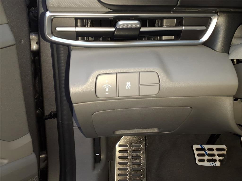 Used 2025 Hyundai Elantra Sport image 32