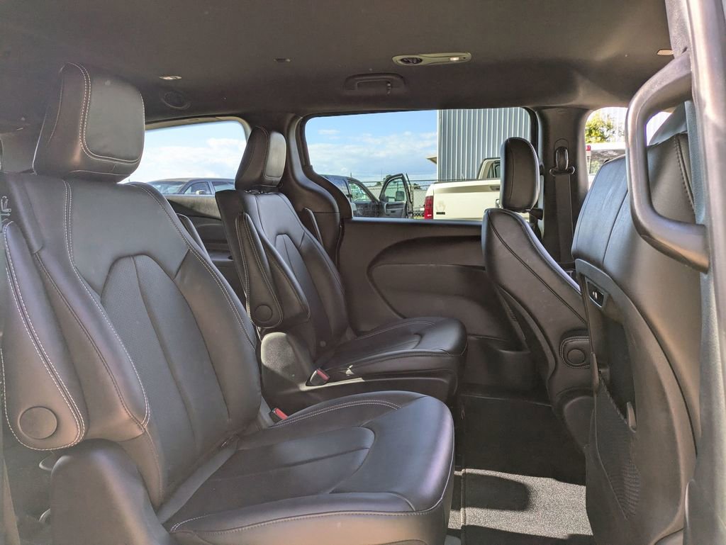 Used 2025 Chrysler Pacifica Select image 30