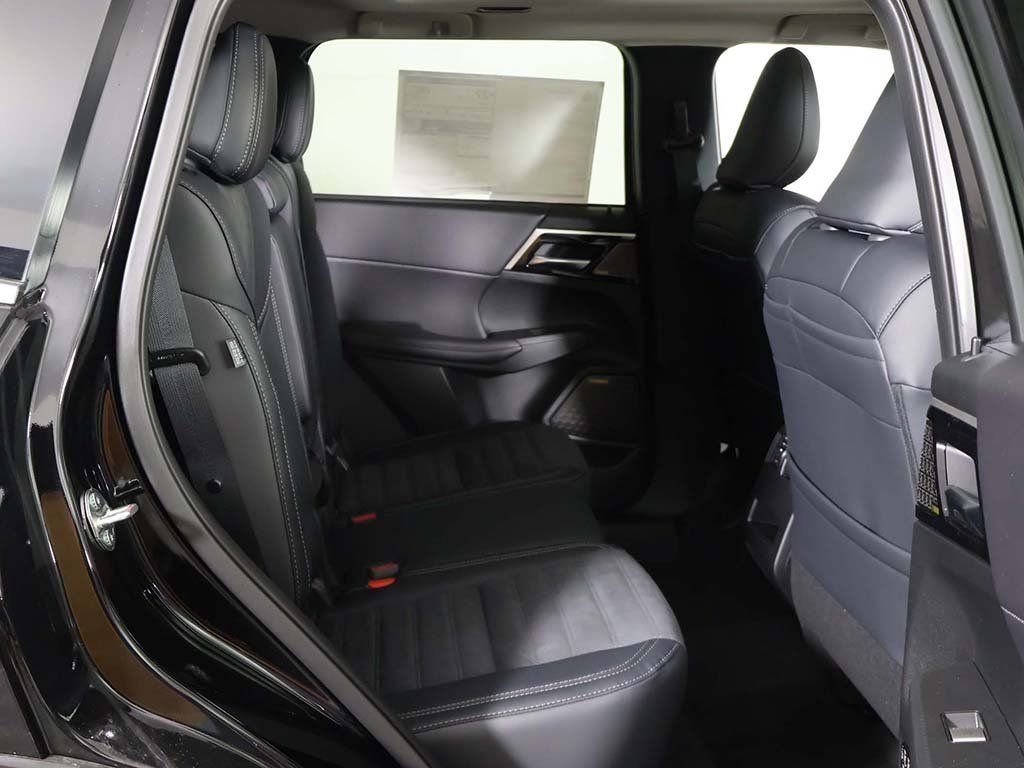 New 2026 Mitsubishi Outlander SE image 35