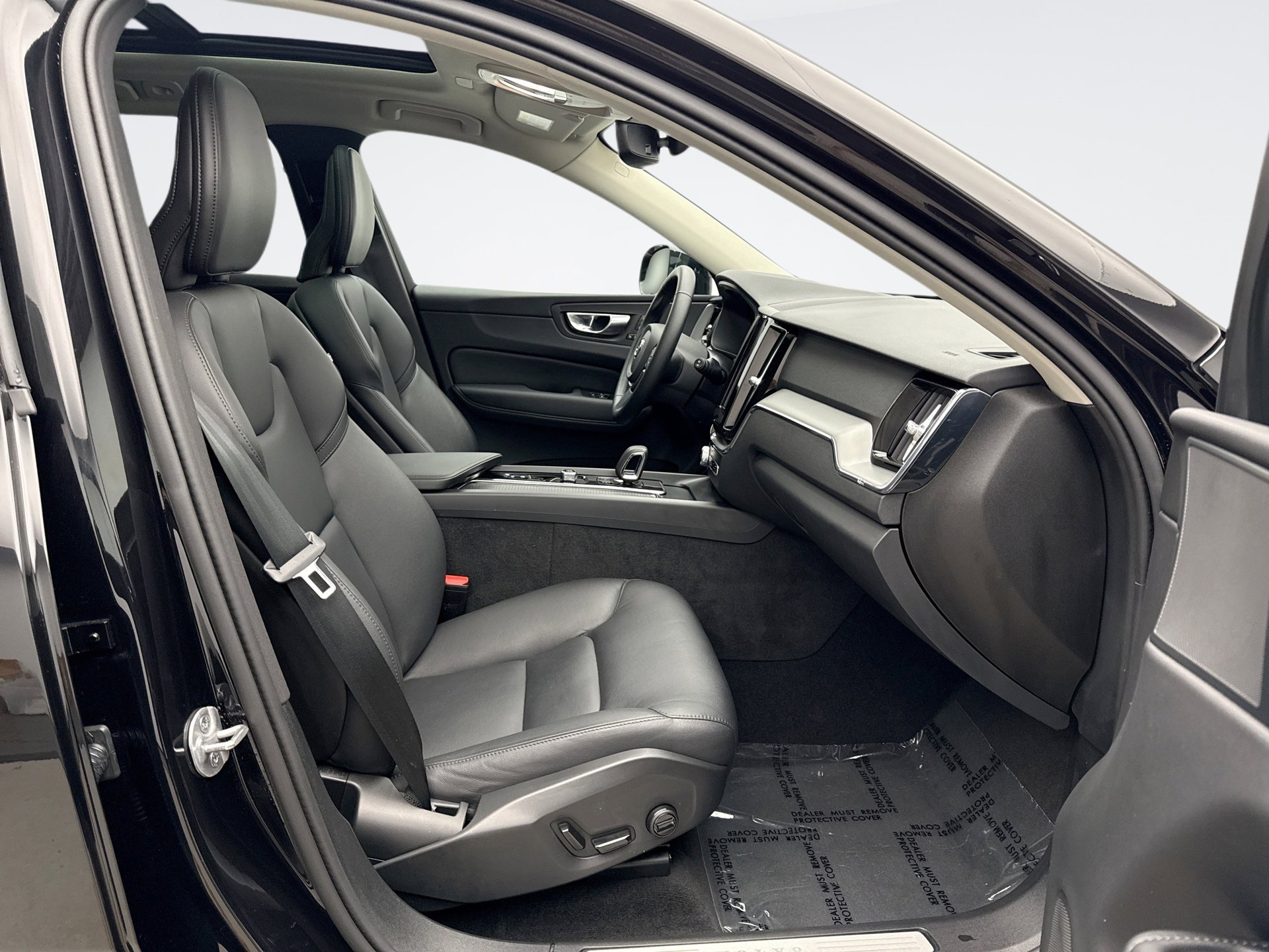 Used 2025 Volvo XC60 B5 Core image 17