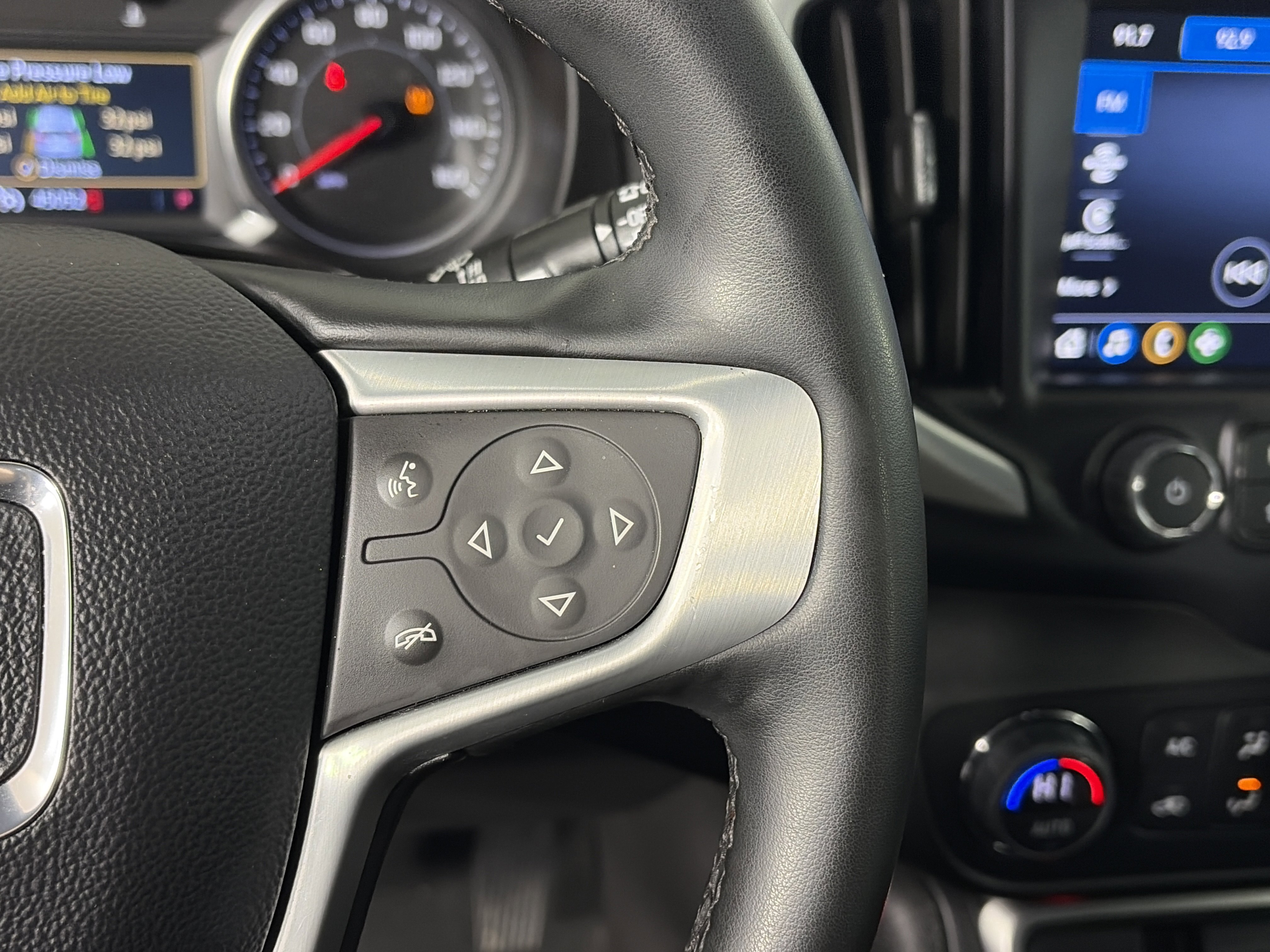 Certified 2024 GMC Terrain SLT image 31