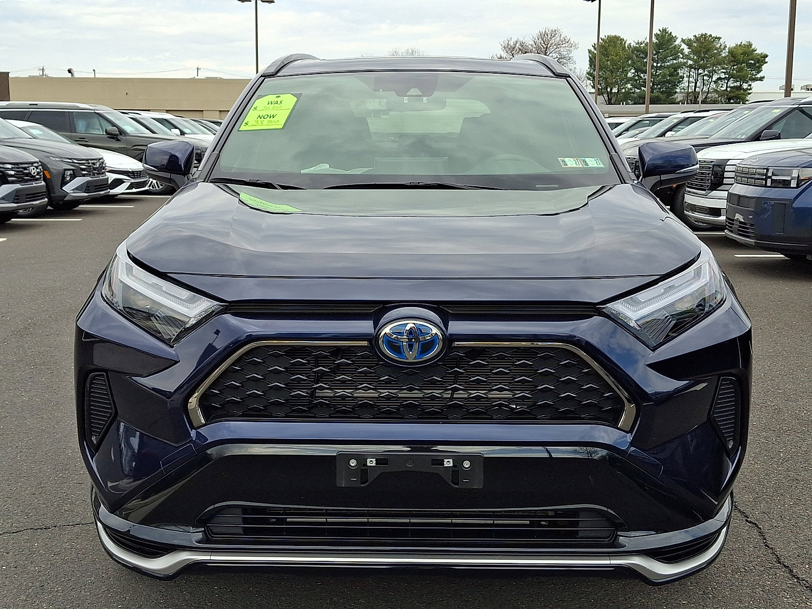 Used 2023 Toyota RAV4 SE w/ Weather & Moonroof Package video 2