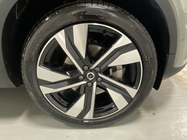 Certified 2024 Volvo XC40 B5 Plus w/ Protection Package Premier image 5