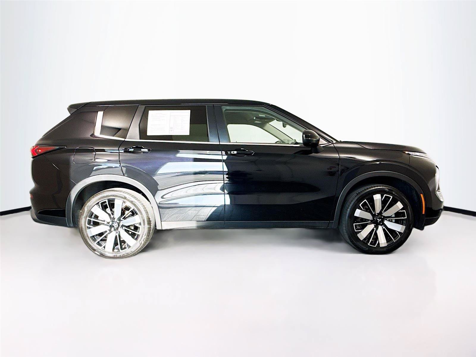 Used 2025 Mitsubishi Outlander SE FWD image 31