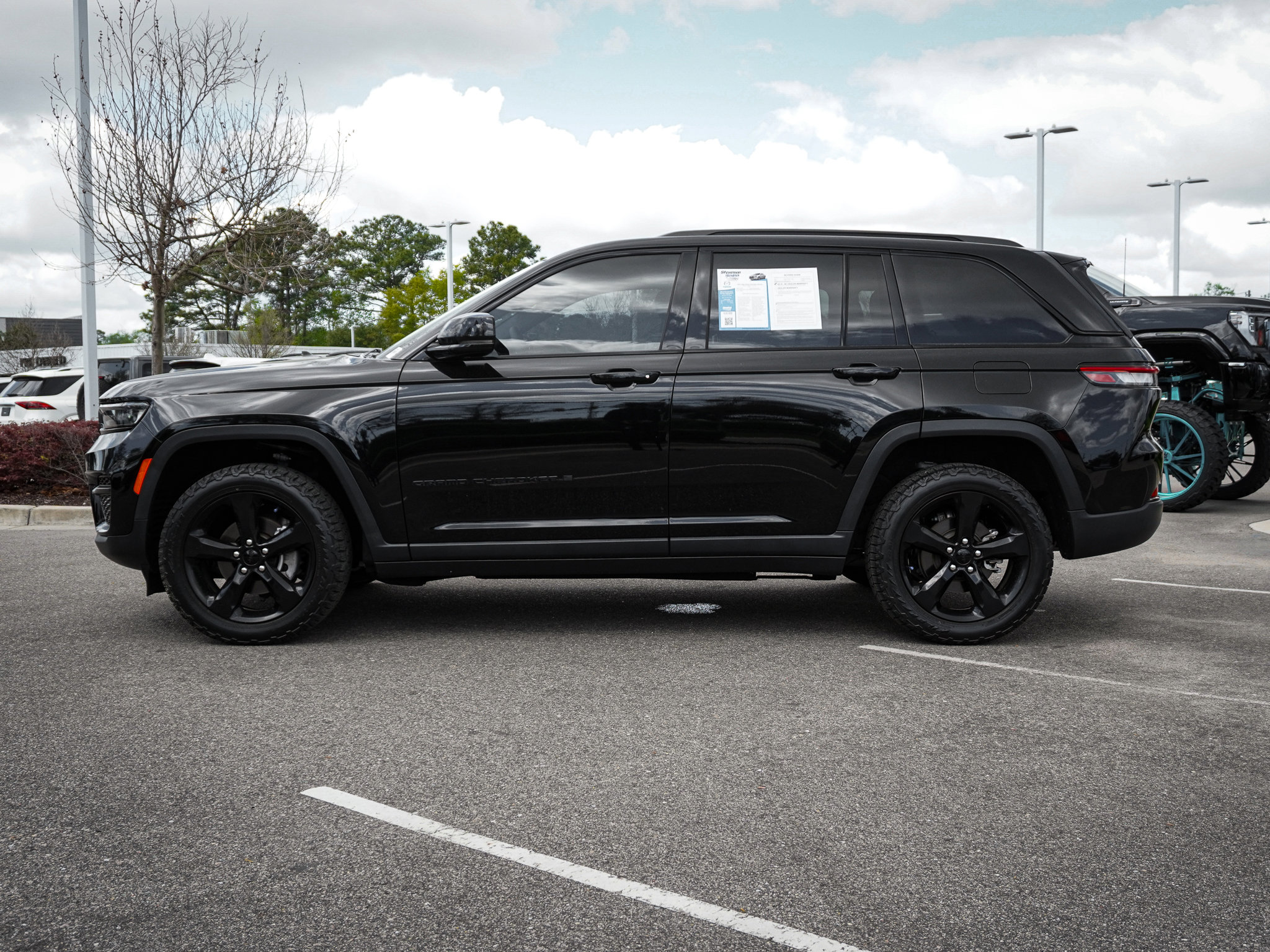 Used 2023 Jeep Grand Cherokee Altitude image 7