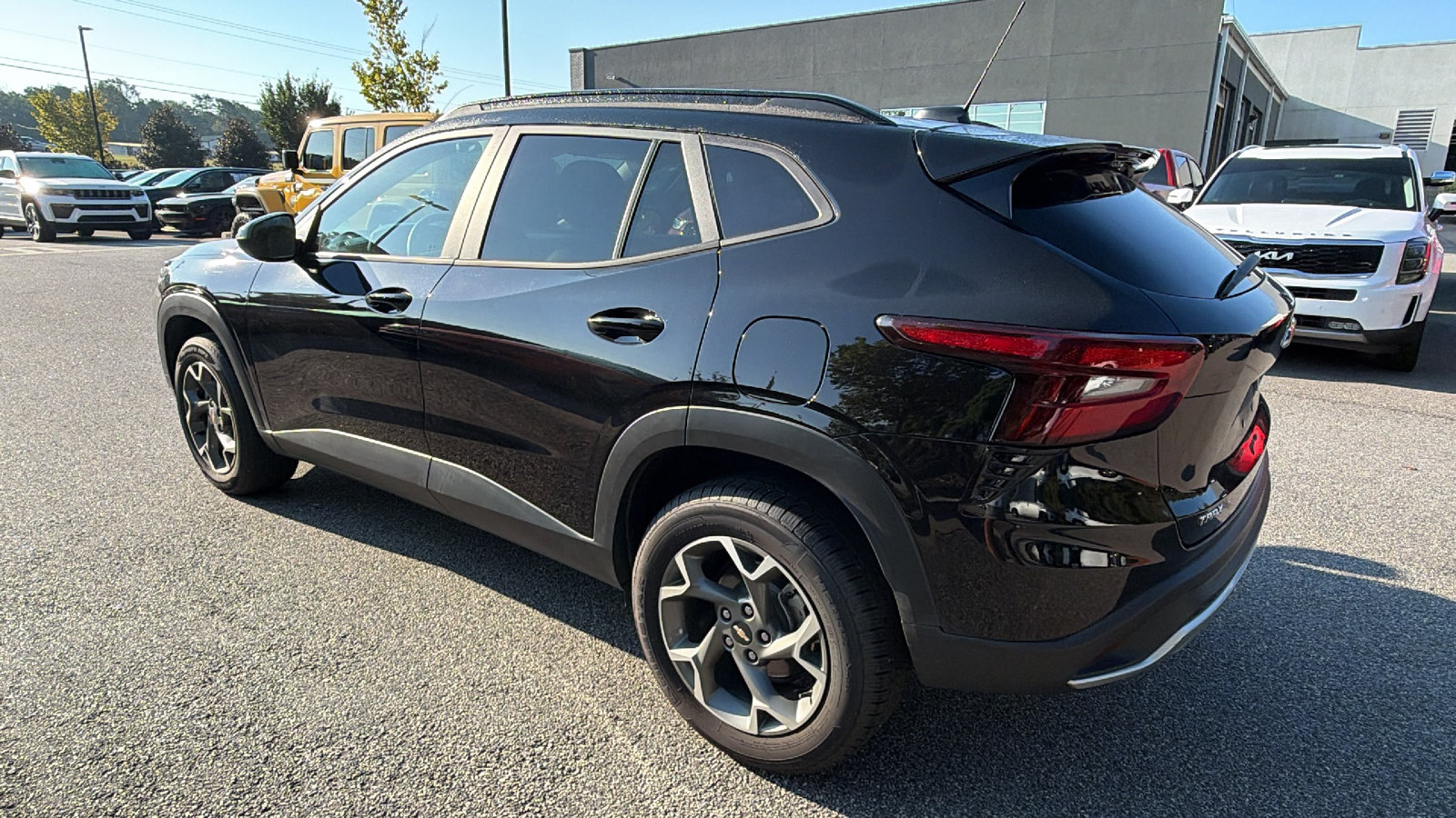 Used 2025 Chevrolet Trax LT FWD image 10