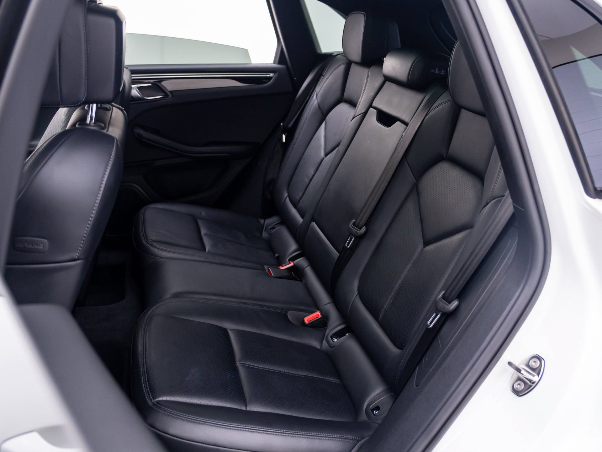 Certified 2024 Porsche Macan w/ Premium Plus Package AWD/4WD image 17
