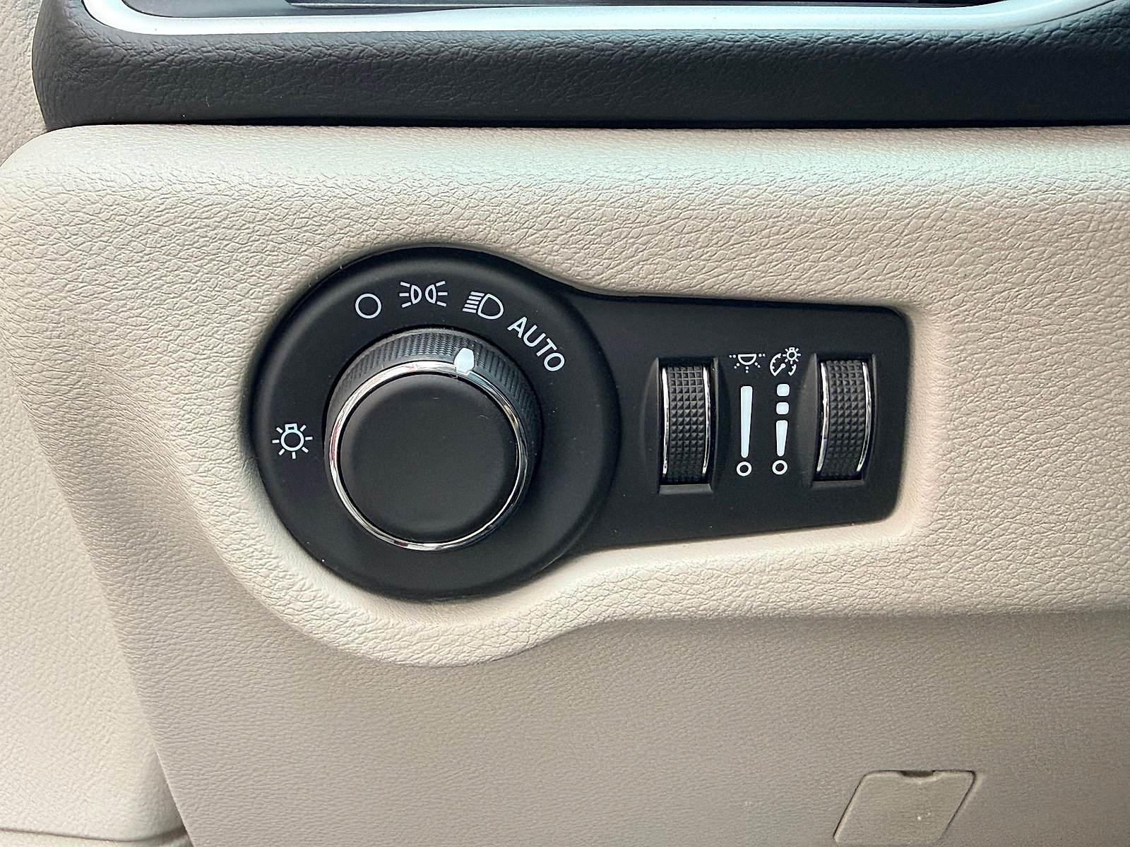 Used 2023 Chrysler Voyager LX FWD image 22
