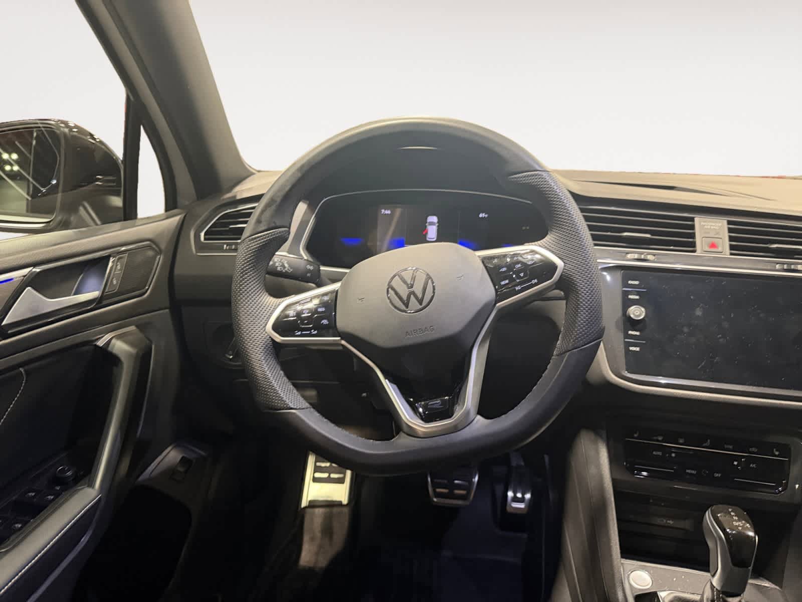 Used 2024 Volkswagen Tiguan SE R-Line FWD image 13