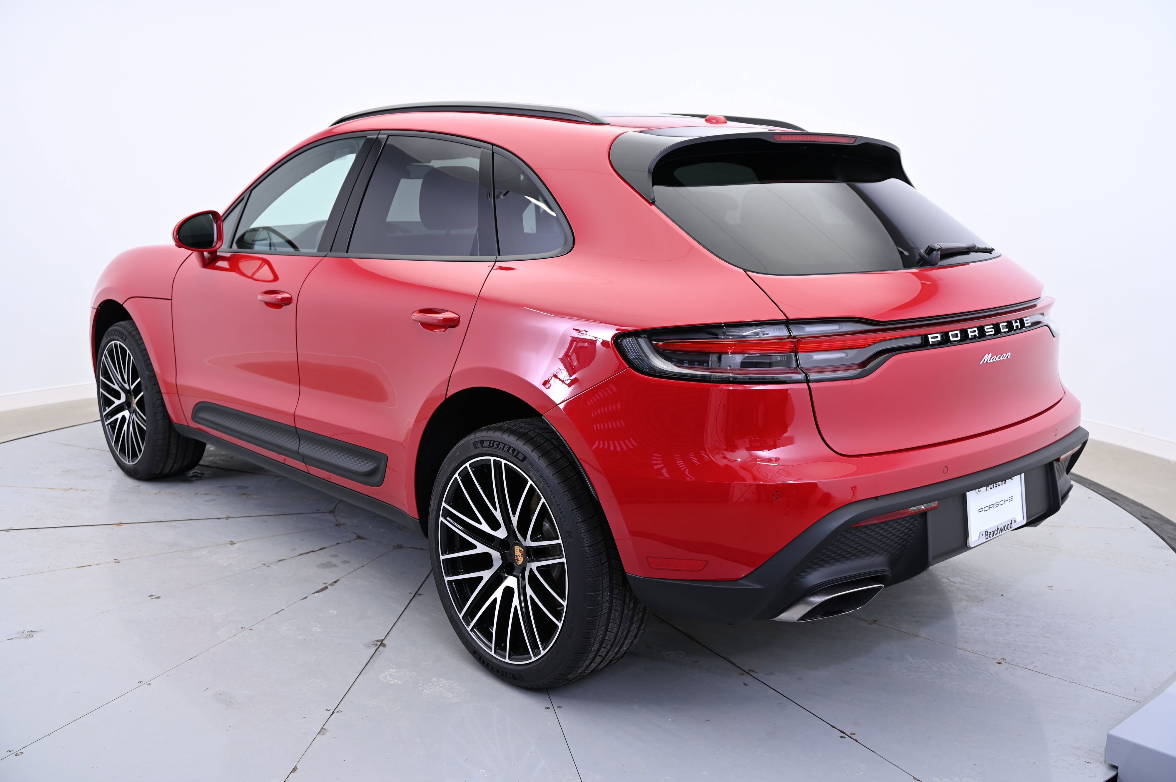 Used 2025 Porsche Macan image 3