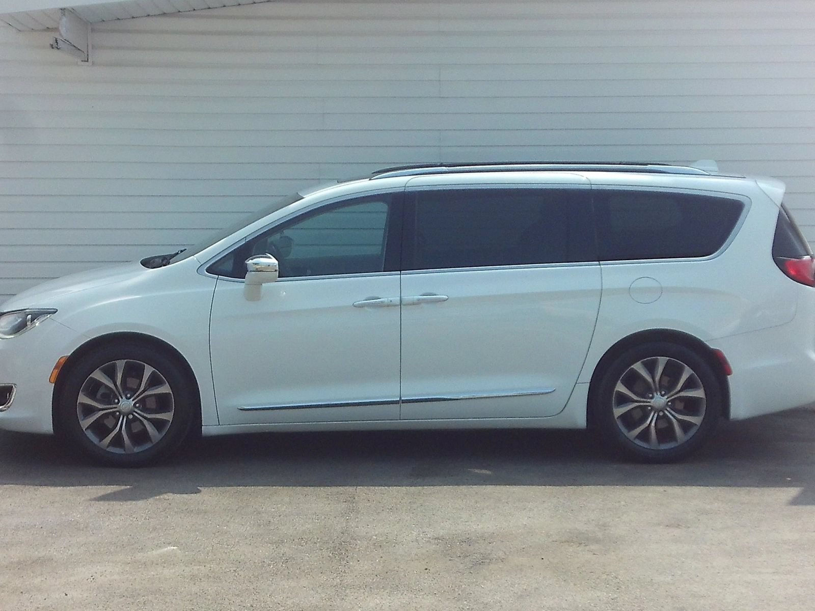 Used 2019 Chrysler Pacifica Limited w/ Tire & Wheel Group FWD image 3
