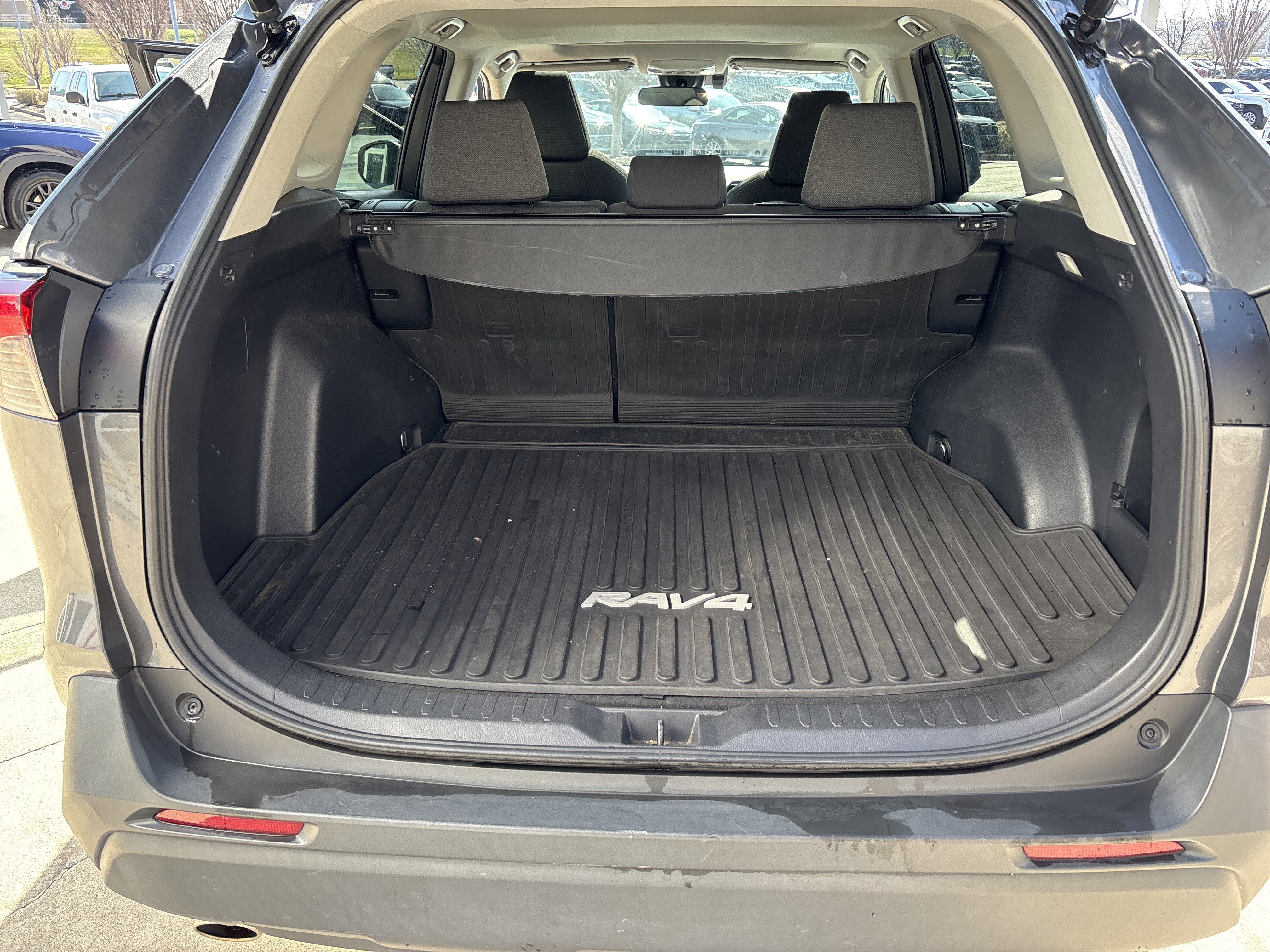 Used 2022 Toyota RAV4 XLE w/ Convenience Package AWD/4WD image 24