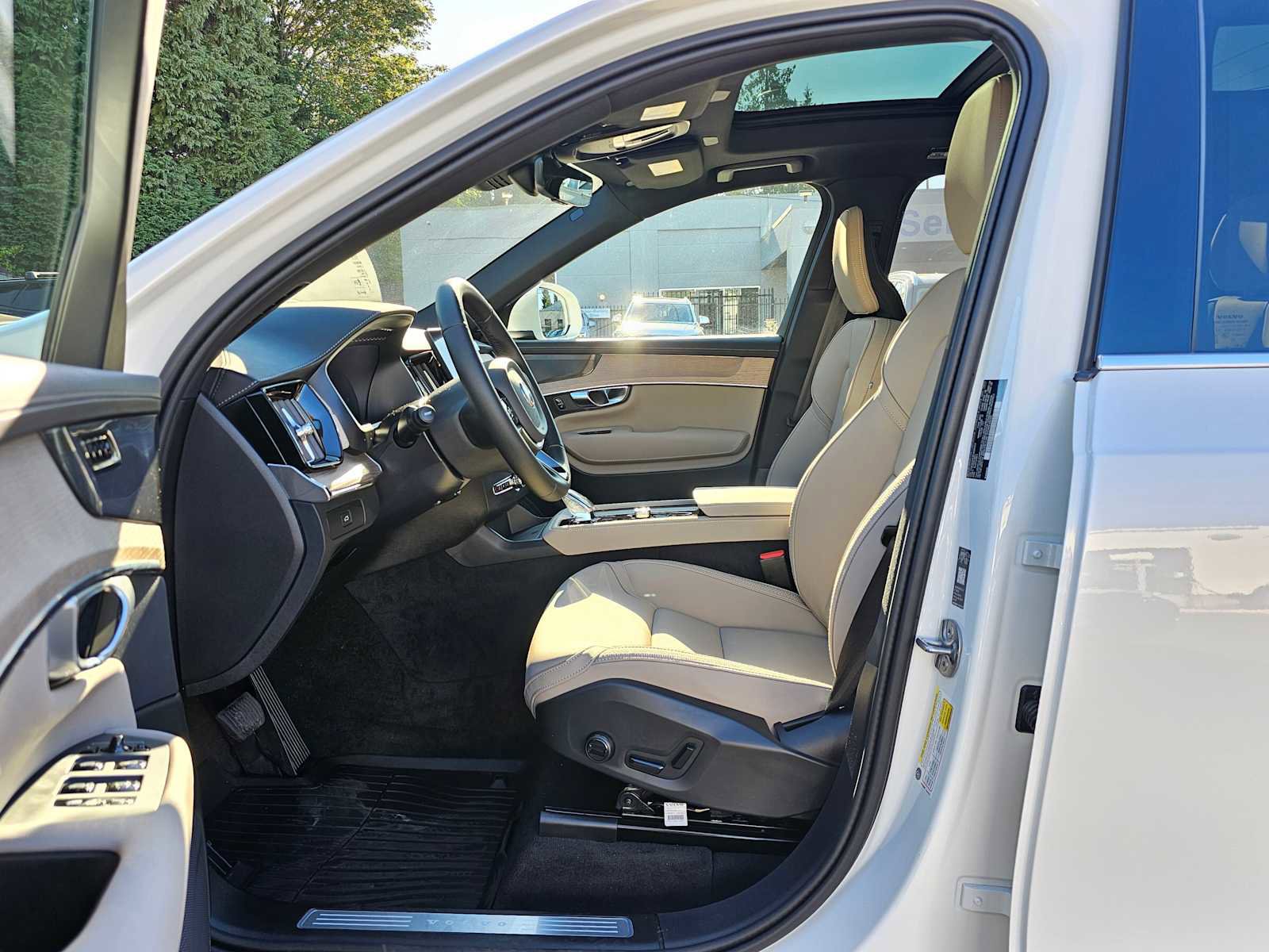 New 2026 Volvo XC90 B6 Plus w/ Protection Package Premier image 18
