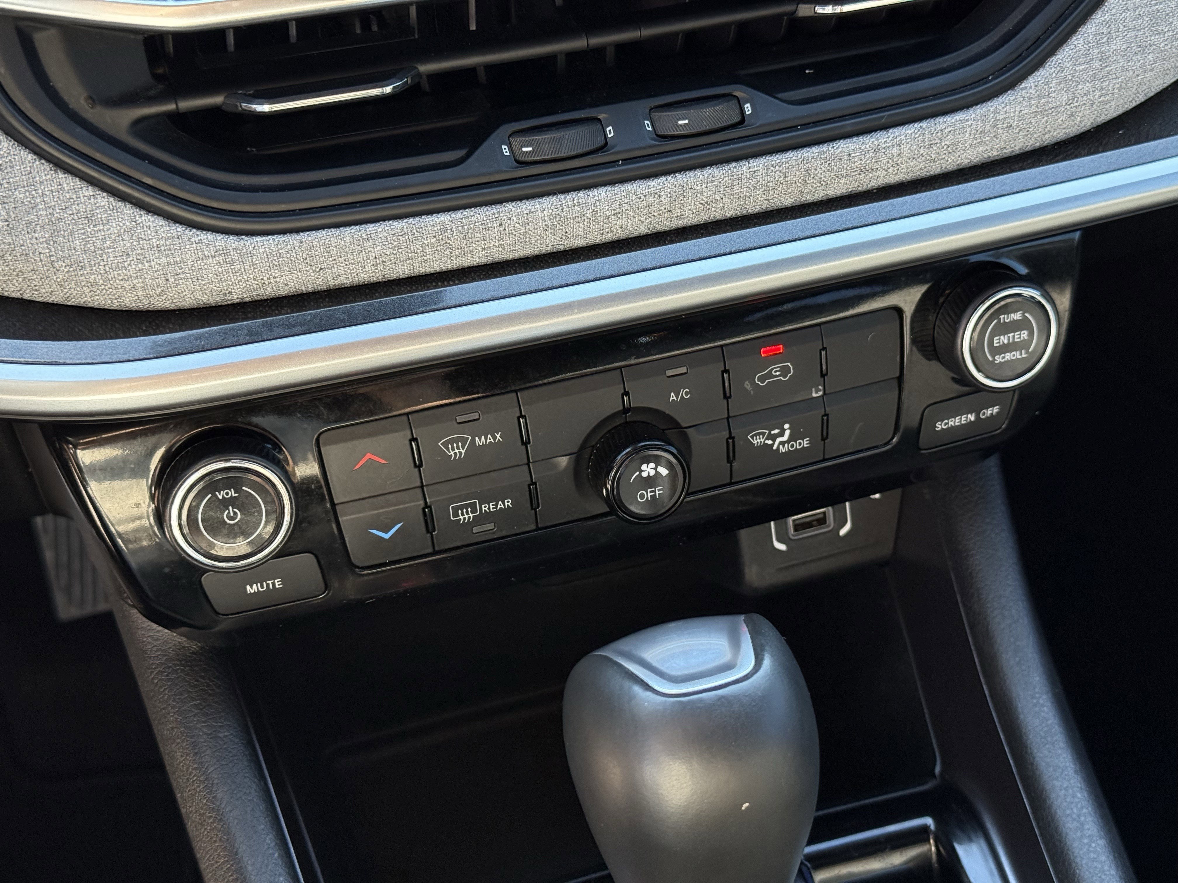 Used 2024 Jeep Compass Latitude image 21