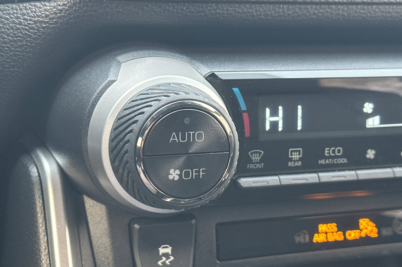 Used 2024 Toyota RAV4 SE image 29