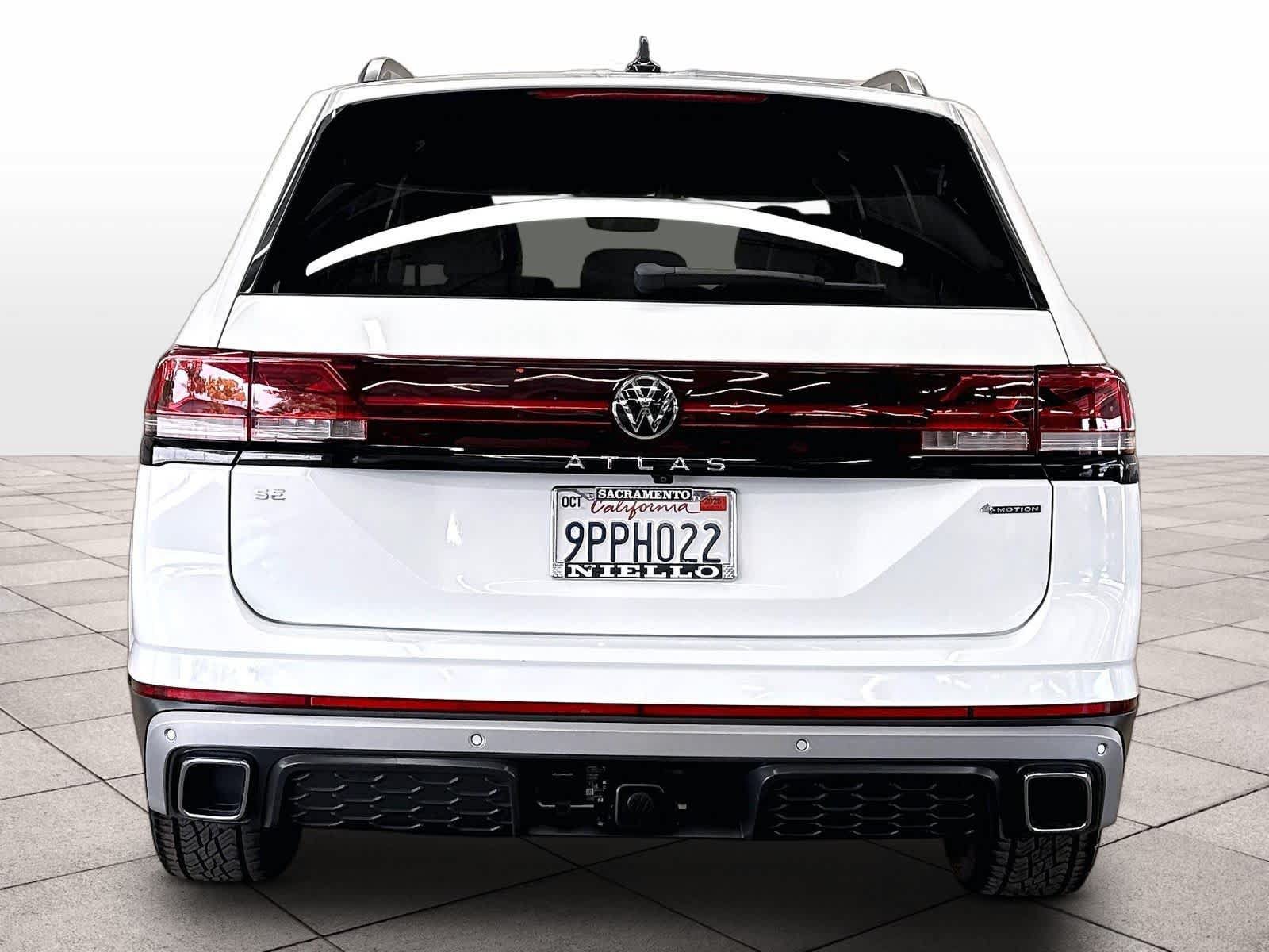 Used 2024 Volkswagen Atlas Peak Edition SE AWD/4WD image 8