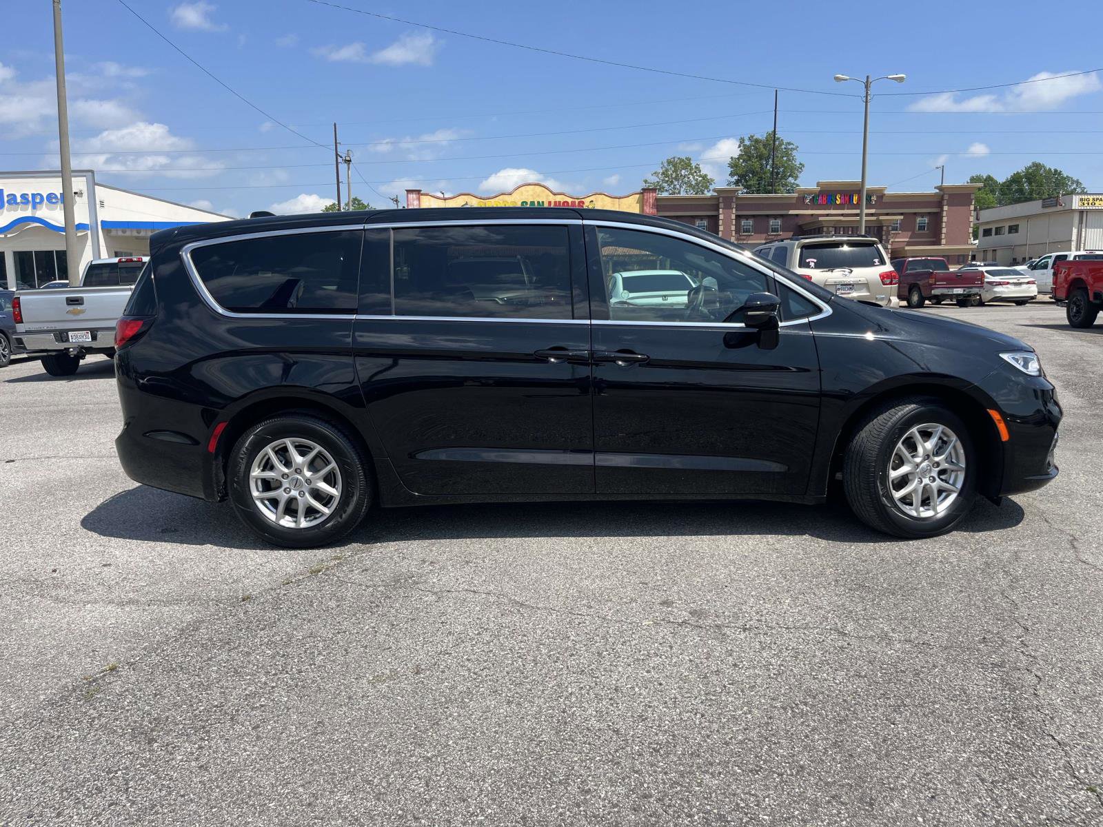 Used 2025 Chrysler Pacifica Select FWD image 3