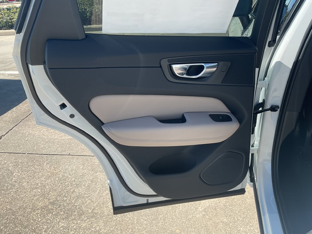 New 2027 Volvo XC60 B5 Plus AWD/4WD image 13
