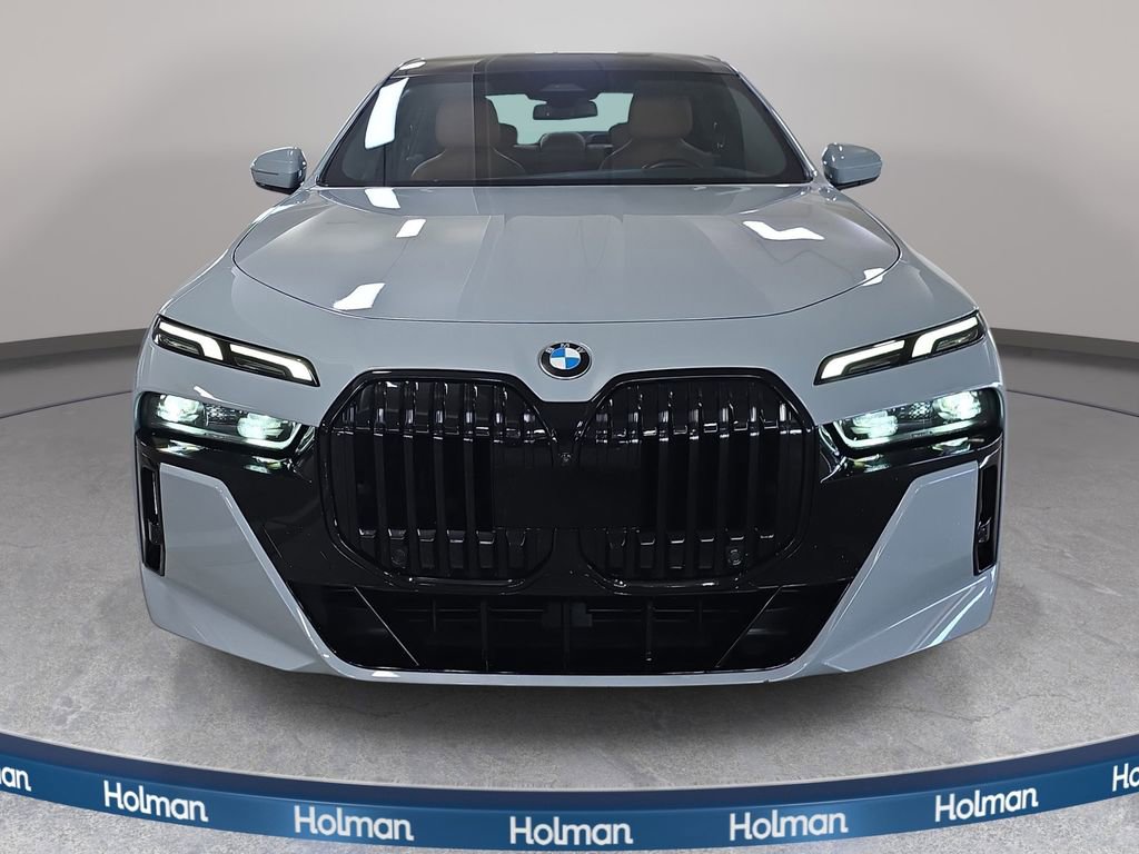 Used 2023 BMW 740i w/ Parking Assistance Package RWD image 3