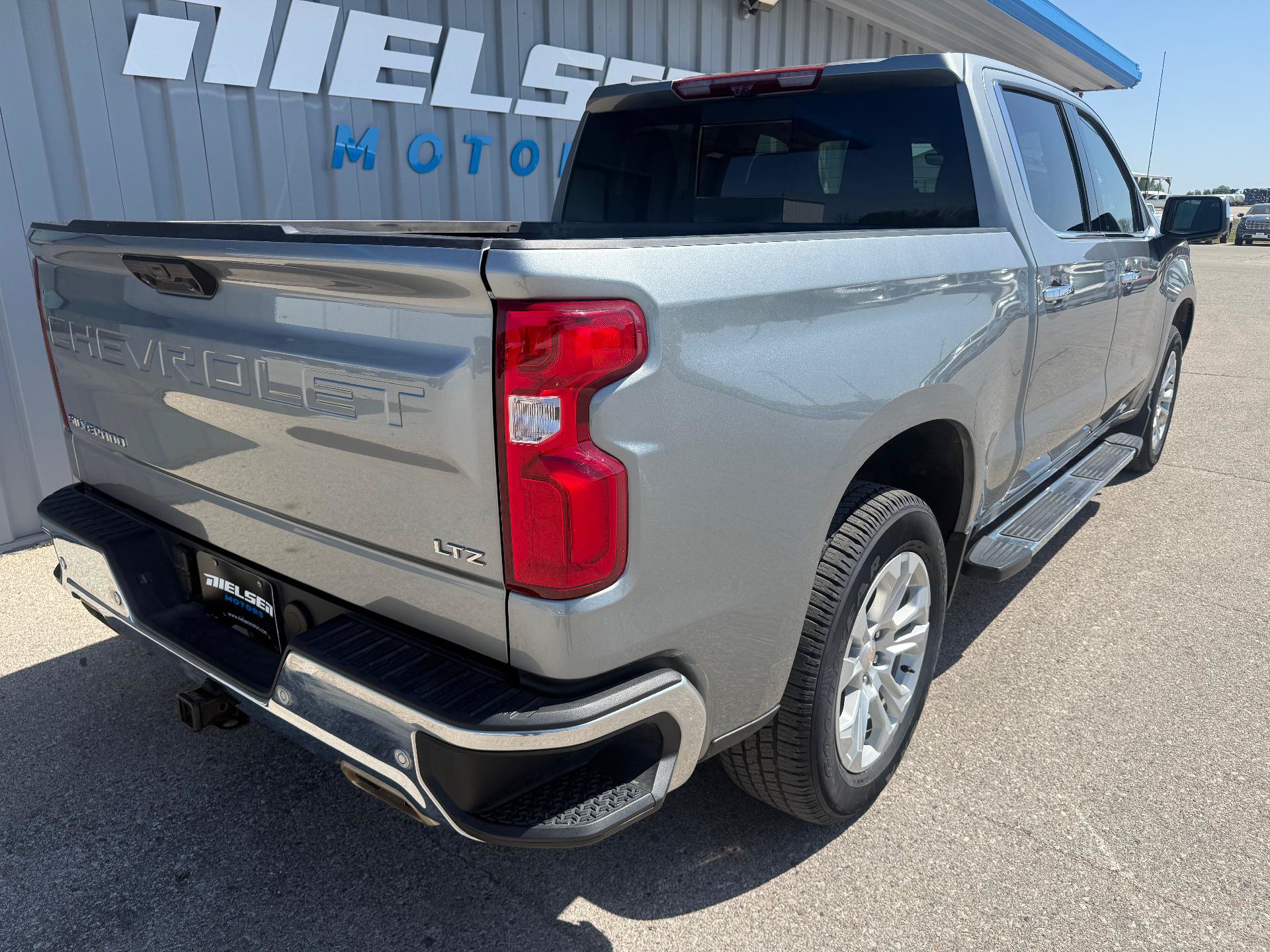 Used 2024 Chevrolet Silverado 1500 LTZ AWD/4WD image 6