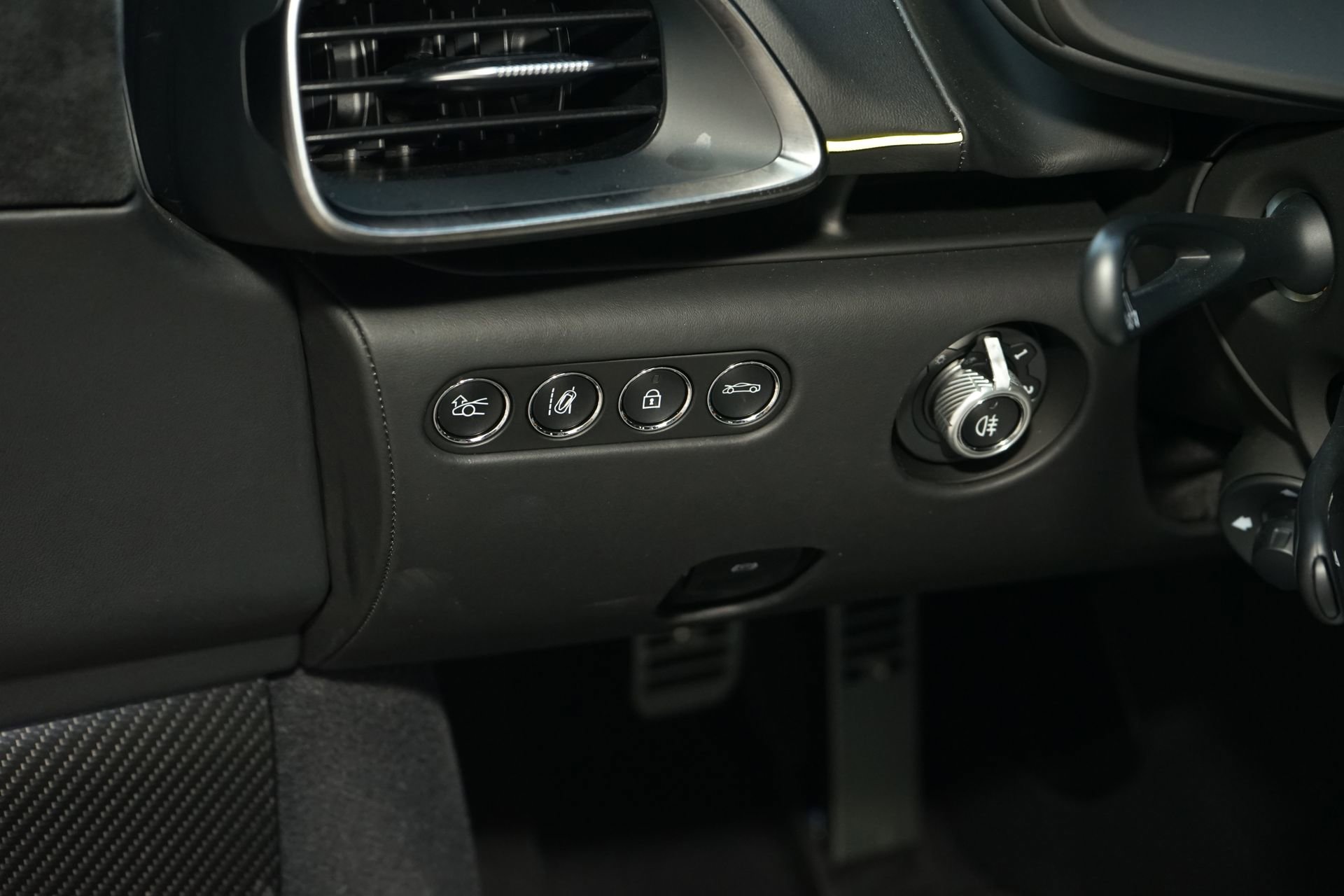 Used 2024 McLaren Artura RWD image 29