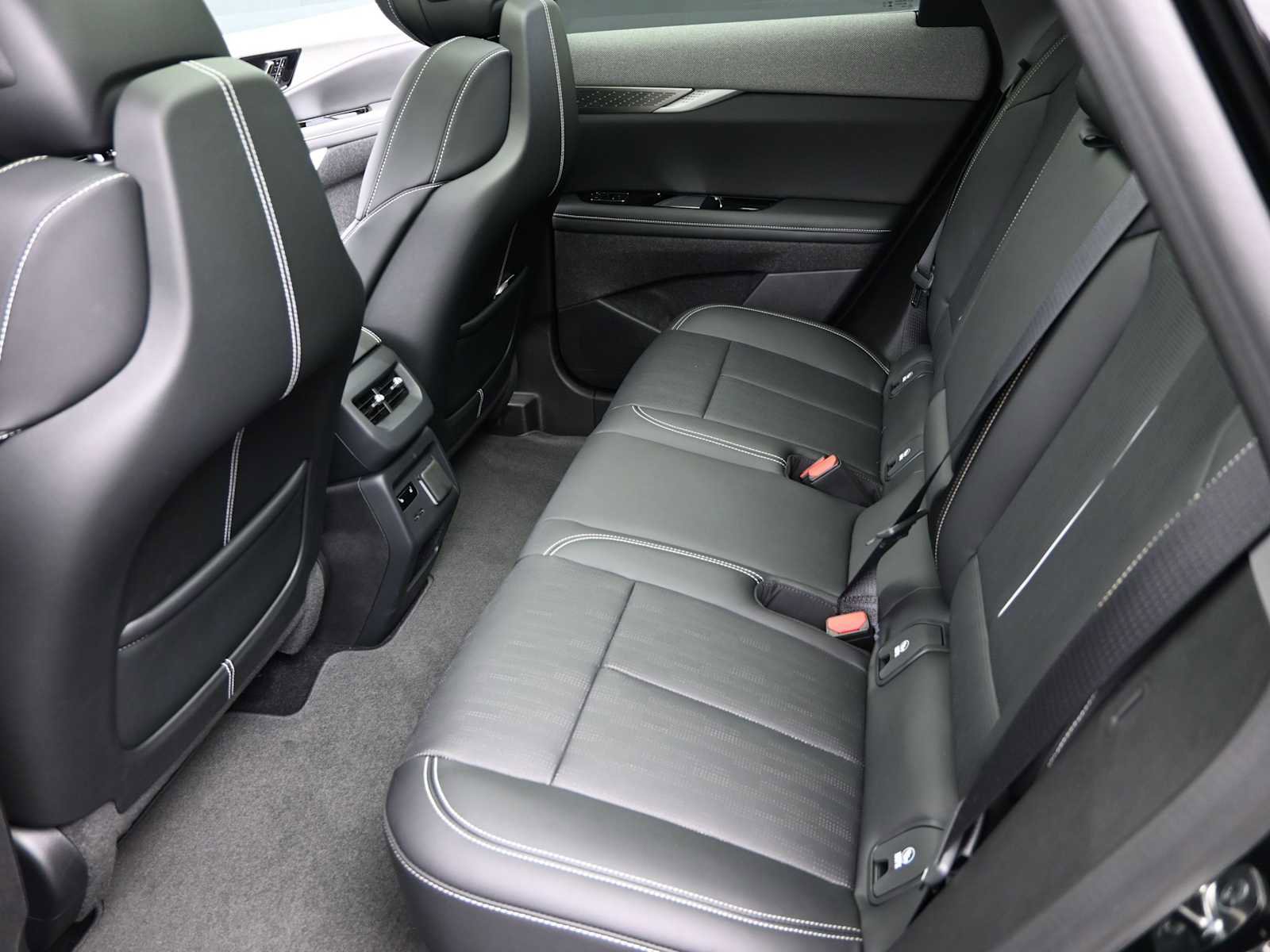 New 2025 Cadillac Optiq Sport 2 w/ LPO, ONYX Package image 22