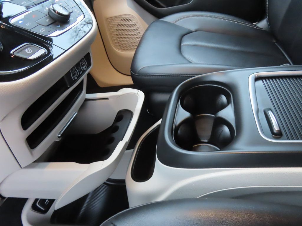 Certified 2024 Chrysler Pacifica Touring-L FWD image 6