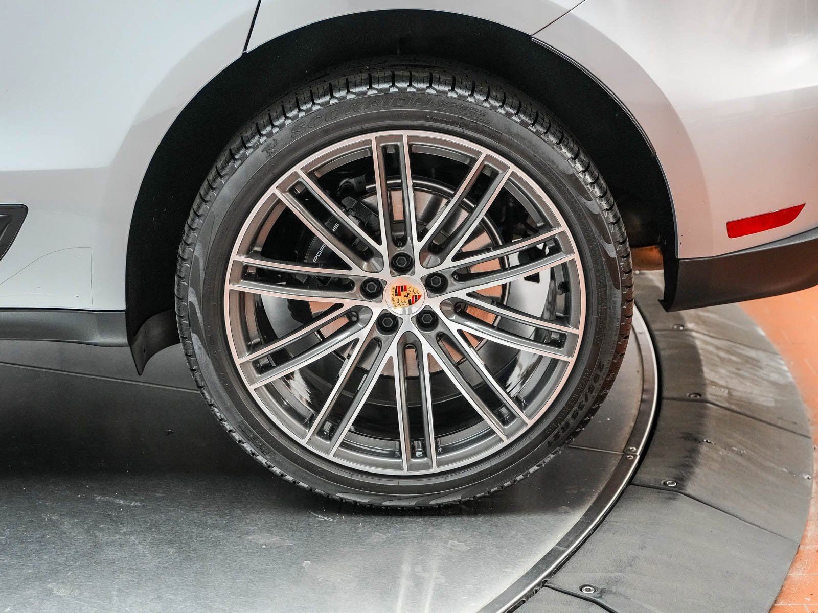 Certified 2025 Porsche Macan image 9