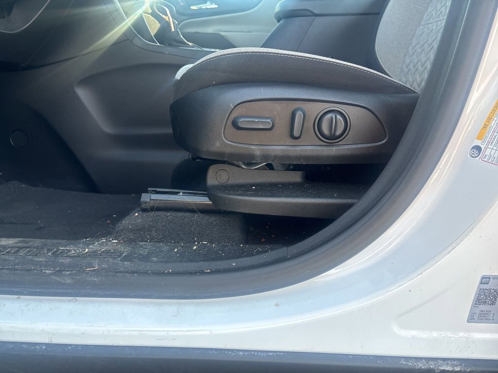 Used 2023 Chevrolet Equinox LS w/ LS Convenience Package image 2