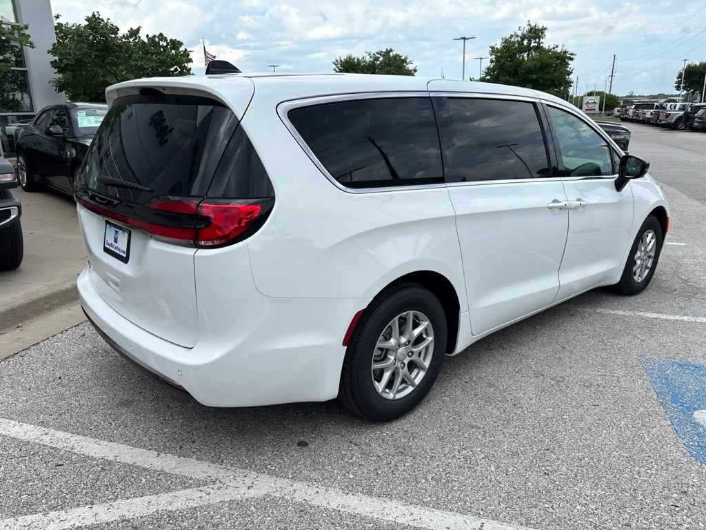 New 2027 Chrysler Pacifica Select FWD image 27