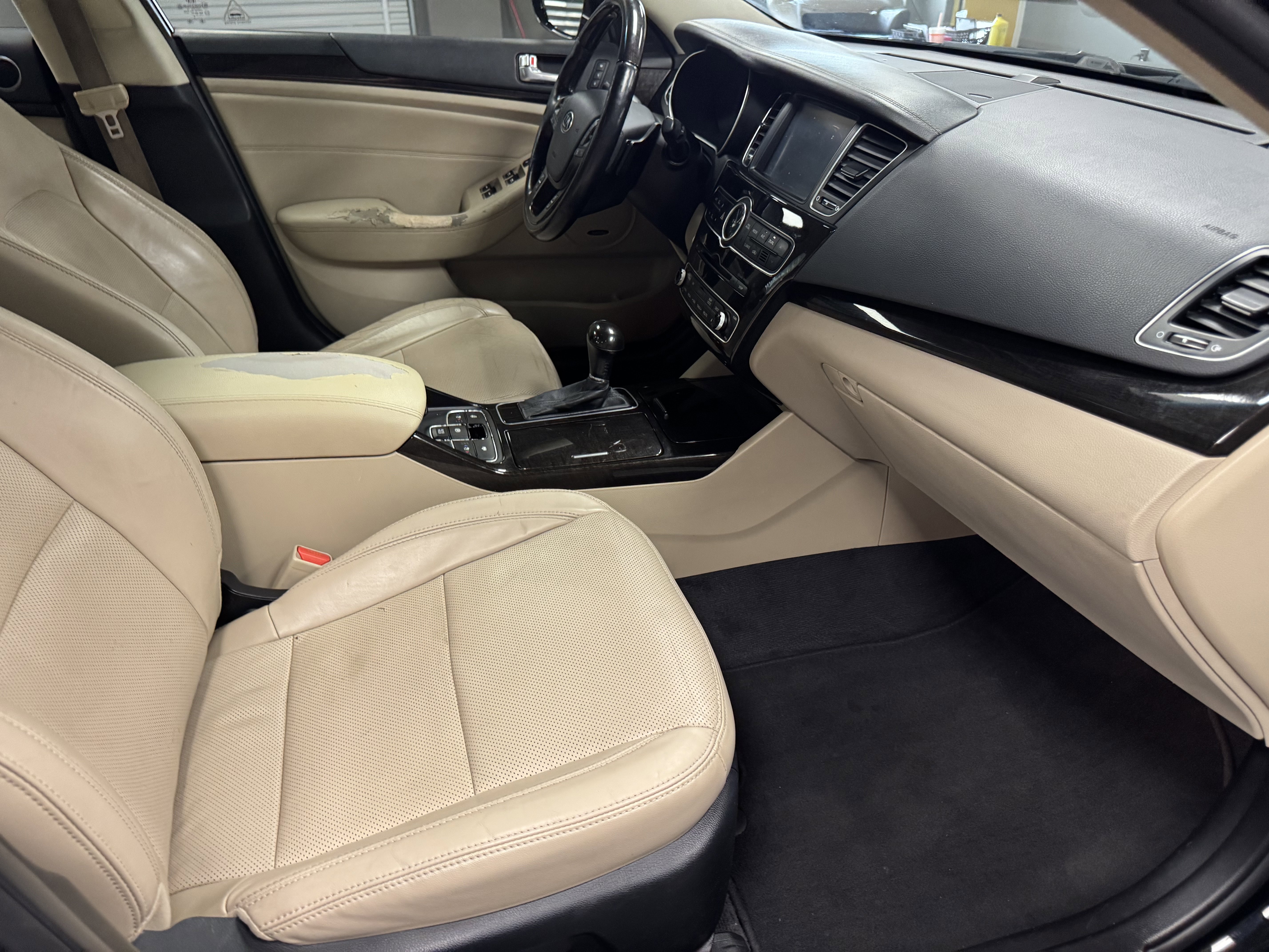 Used 2015 Kia Cadenza Premium w/ Technology Package FWD image 15