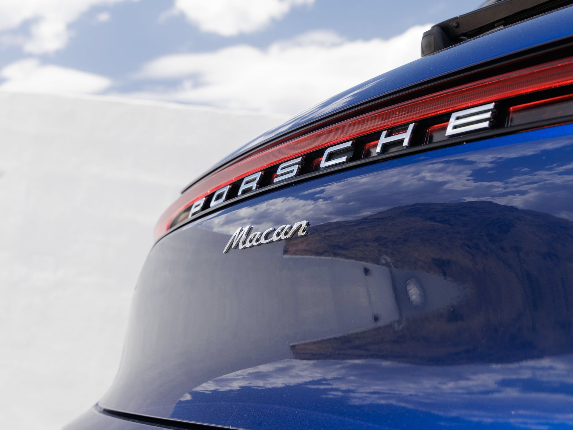 Certified 2022 Porsche Macan AWD/4WD image 12