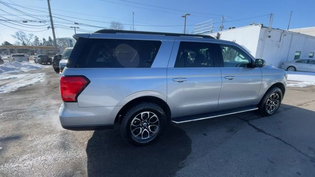 Used 2023 Ford Expedition Max XLT image 2