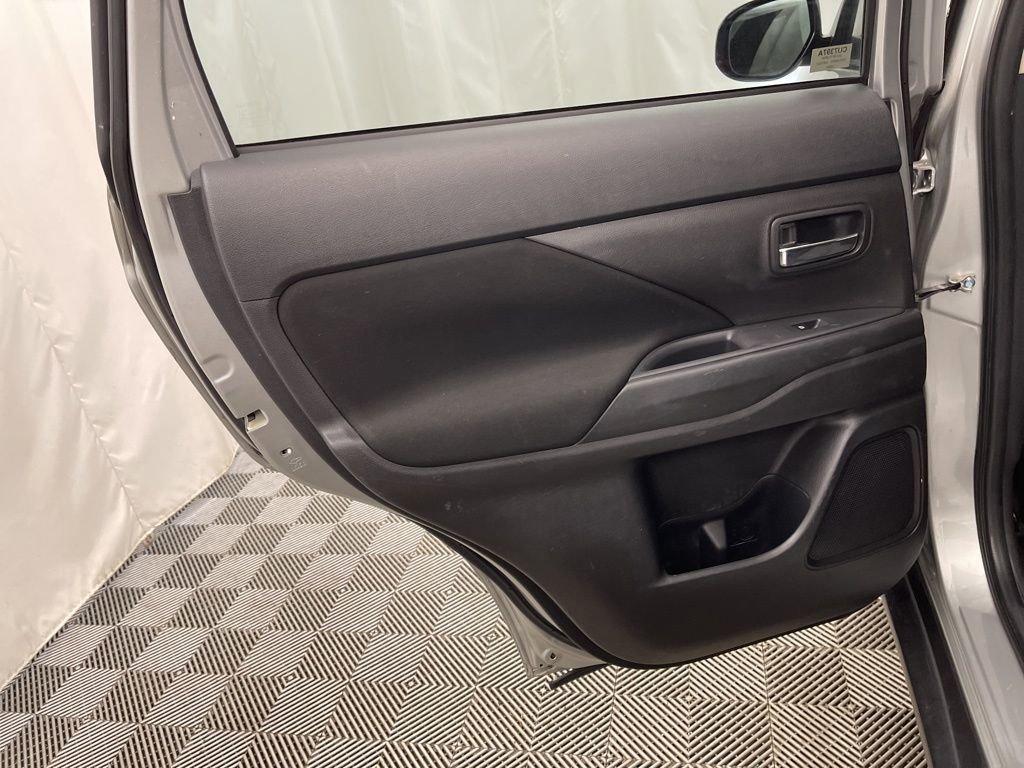 Used 2020 Mitsubishi Outlander ES image 24