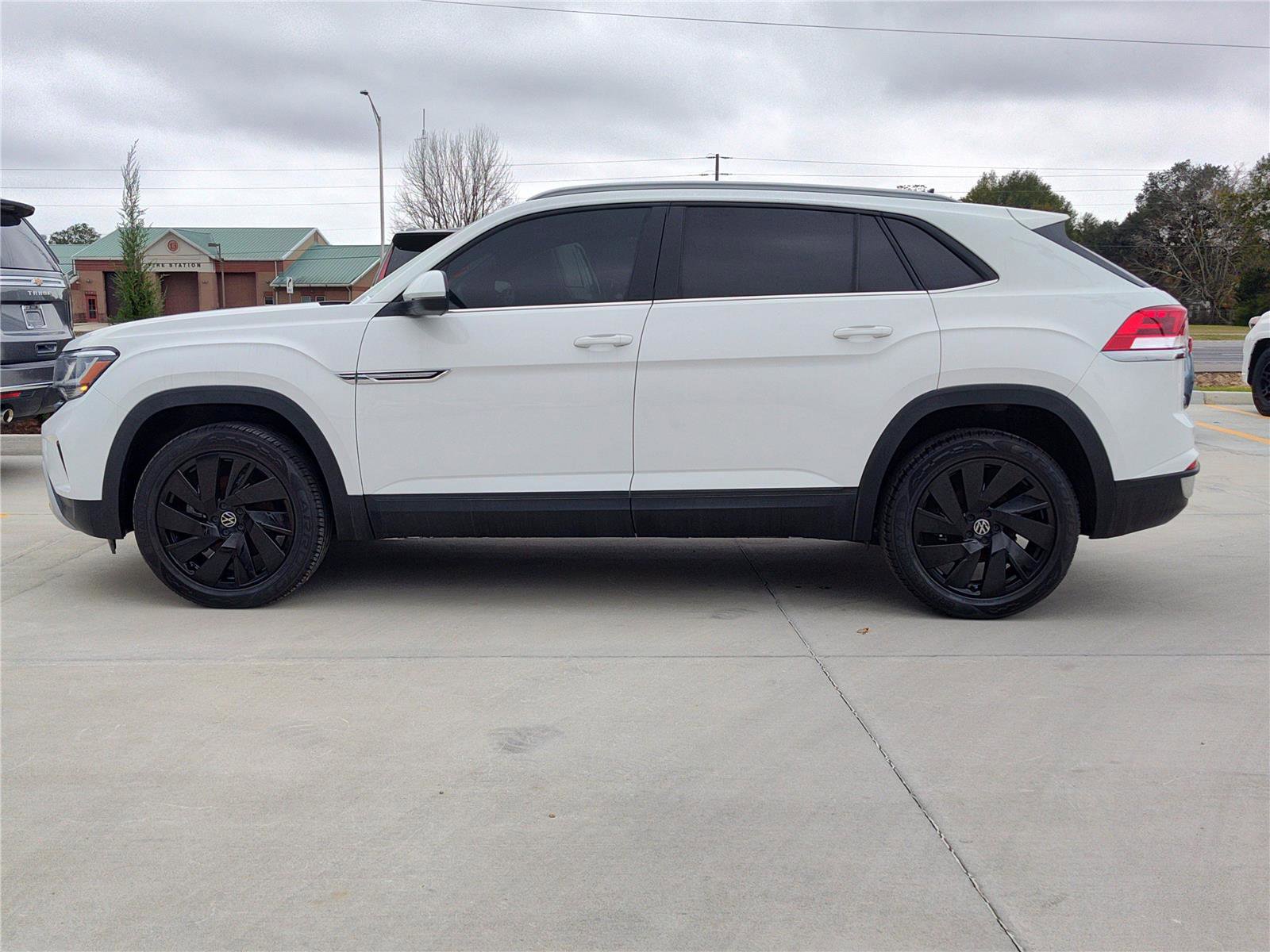 Used 2022 Volkswagen Atlas Cross Sport SE image 3