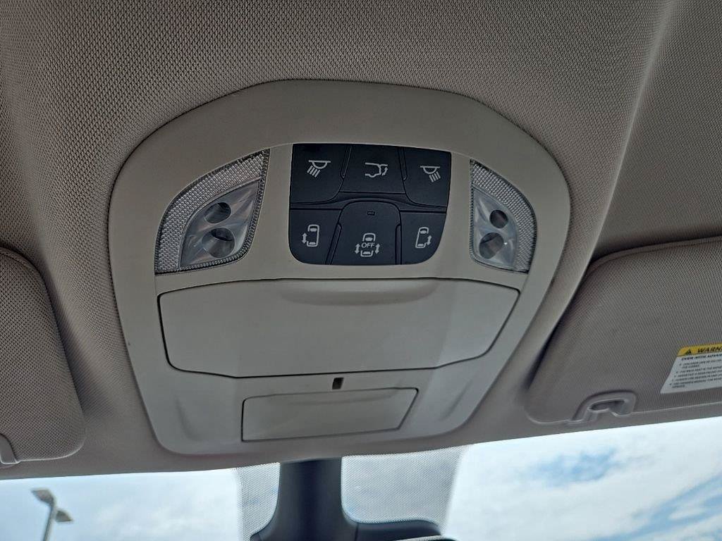 Used 2024 Chrysler Pacifica Touring-L FWD image 21