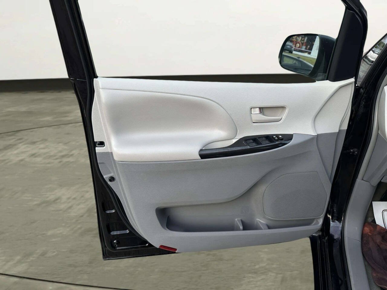 Used 2014 Toyota Sienna L FWD image 11