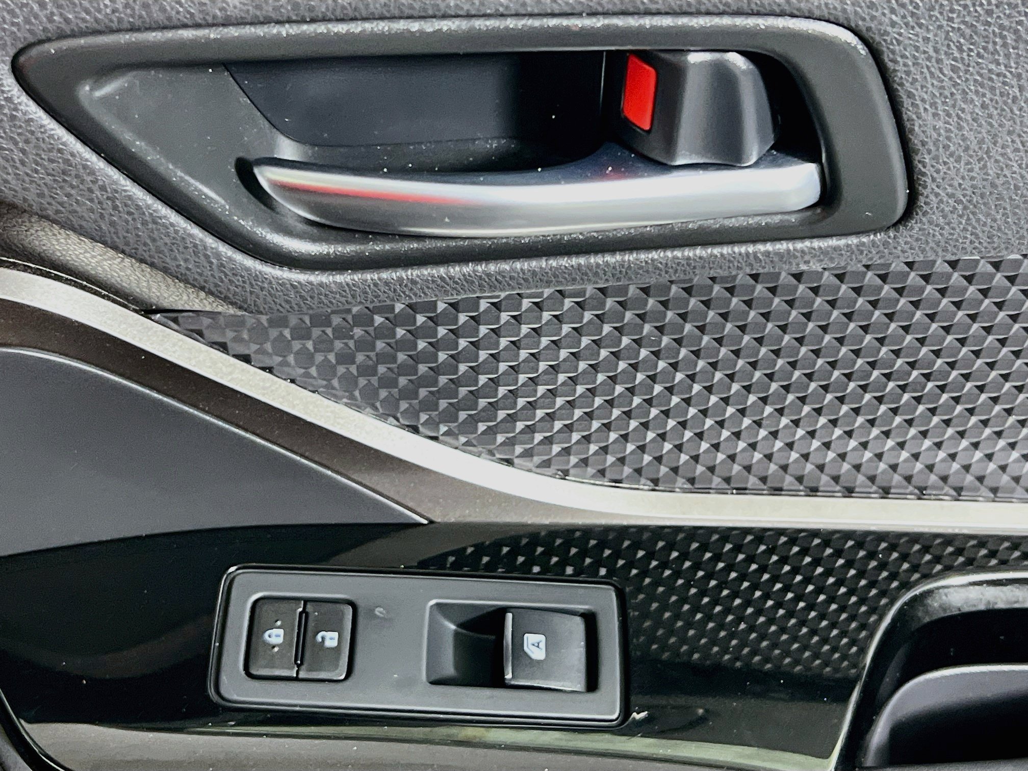 Used 2019 Toyota C-HR XLE FWD image 32